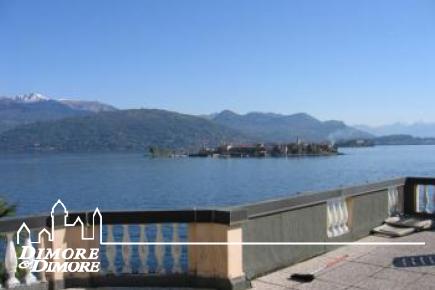 Villa overlooking the lake with dock in Stresa