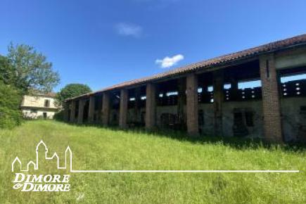 Cascinale da ristrutturare a Novara
