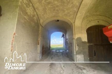 Cascinale da ristrutturare a Novara