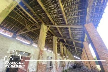 Cascinale da ristrutturare a Novara