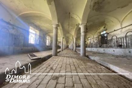 Cascinale da ristrutturare a Novara