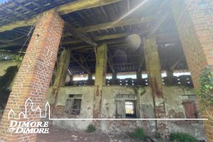 Cascinale da ristrutturare a Novara