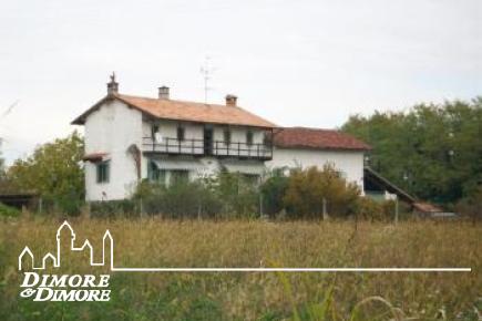 Quaint farmhouse with extensive grounds