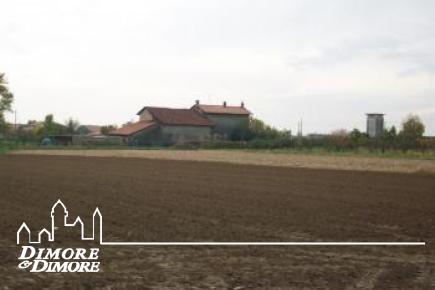 Quaint farmhouse with extensive grounds