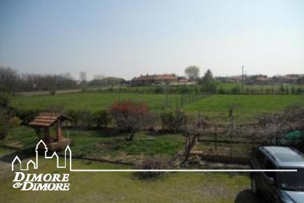 Quaint farmhouse with extensive grounds