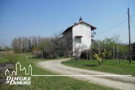 Quaint farmhouse with extensive grounds
