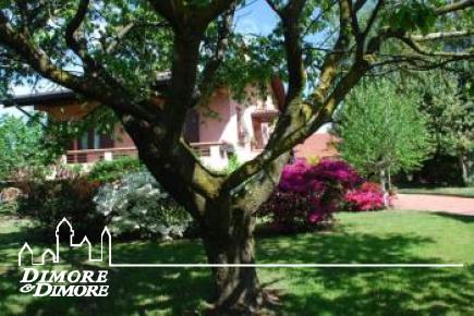 Villa en Borgo Ticino, con oficinas y zona comercial