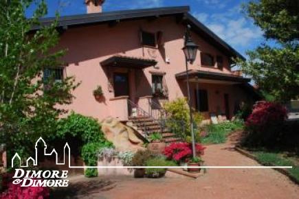 Villa en Borgo Ticino, con oficinas y zona comercial