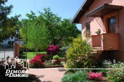 Villa en Borgo Ticino, con oficinas y zona comercial