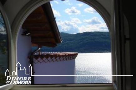 Luxuriöse Villa unter den Wäldern und Lago Maggiore