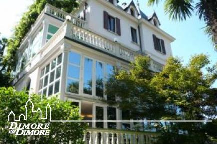 Villa d    'ère de Luino surplombant le Lac Majeur