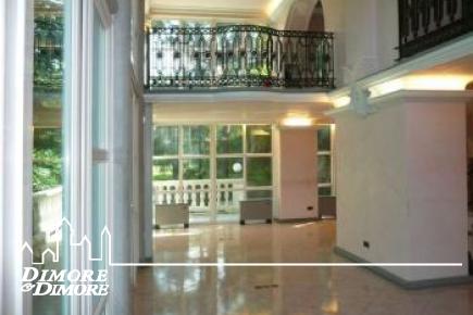 Villa d    'ère de Luino surplombant le Lac Majeur