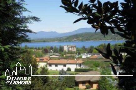 Villa a Dormelletto con vista lago