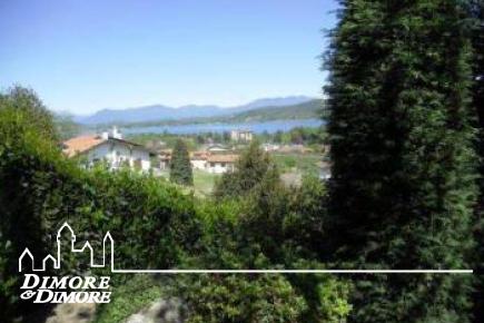 Villa a Dormelletto con vista lago