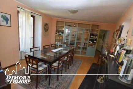 Casa a Miazzina con quattro appartamenti, terreno e vista lago