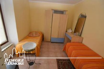 Casa a Miazzina con quattro appartamenti, terreno e vista lago
