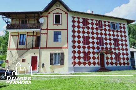 Casa a Miazzina con quattro appartamenti, terreno e vista lago