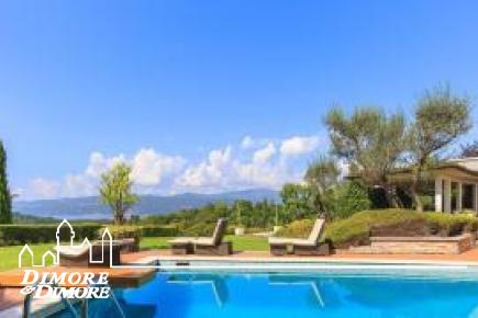 Lussuosa villa nel primo entroterra di Laveno Mombello