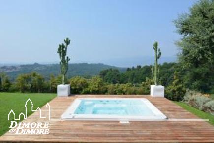Lussuosa villa nel primo entroterra di Laveno Mombello