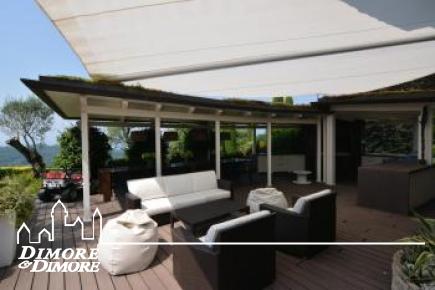 Lussuosa villa nel primo entroterra di Laveno Mombello