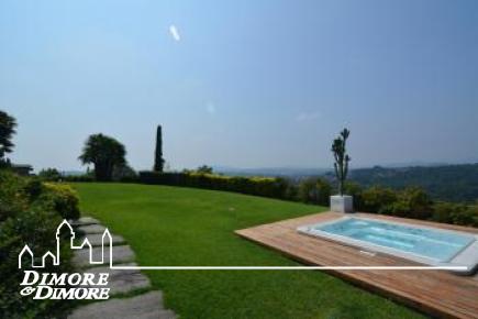 Lussuosa villa nel primo entroterra di Laveno Mombello