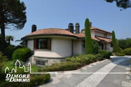 Lussuosa villa nel primo entroterra di Laveno Mombello