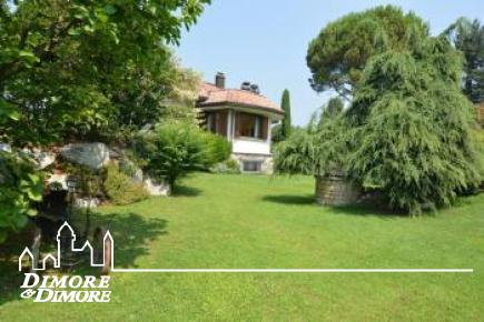 Lussuosa villa nel primo entroterra di Laveno Mombello