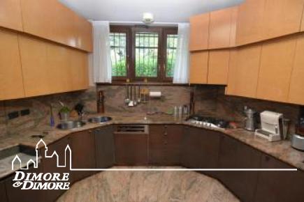 Lussuosa villa nel primo entroterra di Laveno Mombello