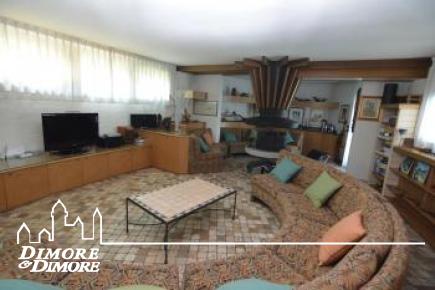 Lussuosa villa nel primo entroterra di Laveno Mombello