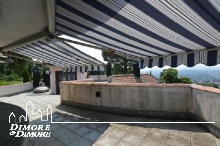 Lussuosa villa nel primo entroterra di Laveno Mombello
