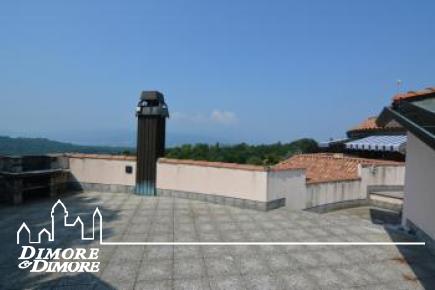 Lussuosa villa nel primo entroterra di Laveno Mombello