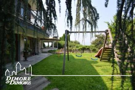 Lussuosa villa nel primo entroterra di Laveno Mombello