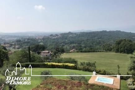 Lussuosa villa nel primo entroterra di Laveno Mombello