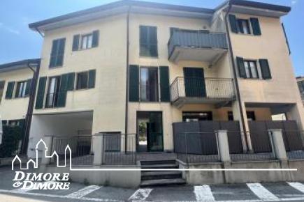 Centralissimo trilocale a pochi passi dalla spiaggia a Maccagno 
