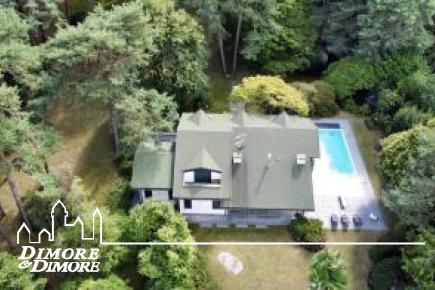 Villa in vendita a Ranco con piscina e parco