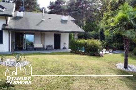 Villa in vendita a Ranco con piscina e parco