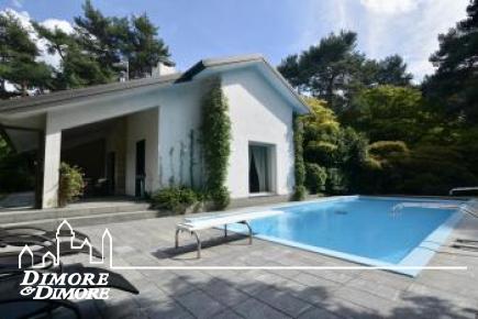 Villa in vendita a Ranco con piscina e parco