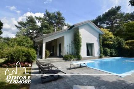 Villa in vendita a Ranco con piscina e parco