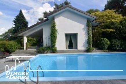 Villa in vendita a Ranco con piscina e parco