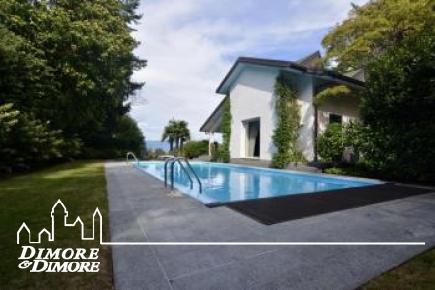 Villa in vendita a Ranco con piscina e parco