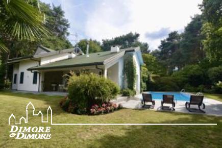 Villa in vendita a Ranco con piscina e parco