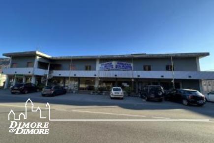 Ampio Spazio Commerciale in Posizione Strategica a Cuveglio