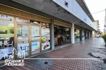 Ampio Spazio Commerciale in Posizione Strategica a Cuveglio