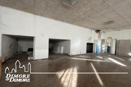 Ampio Spazio Commerciale in Posizione Strategica a Cuveglio