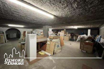 Ampio Spazio Commerciale in Posizione Strategica a Cuveglio