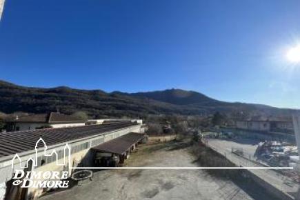 Ampio Spazio Commerciale in Posizione Strategica a Cuveglio