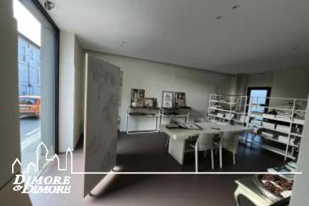 Spazio commerciale a Sesto Calende