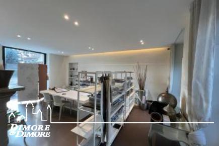 Spazio commerciale a Sesto Calende
