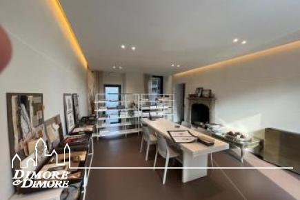 Spazio commerciale a Sesto Calende