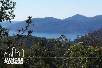 Casa a Caprezzo nel bosco con vista lago.